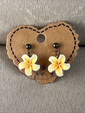 NWOT Hawaiian Plumeria Earrings for Pierced Ears